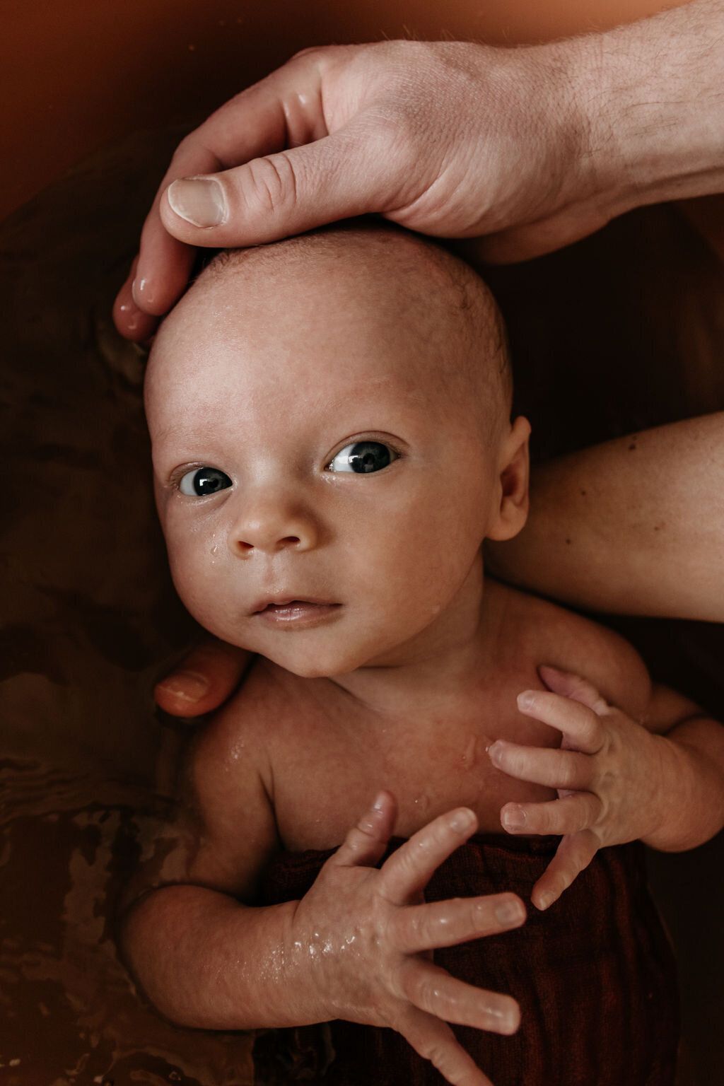 Newborn baby in badje tijdens een newbornshoot in Noord-Nederland