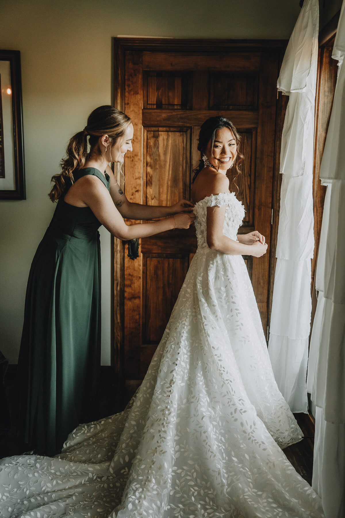 bride-and-mom-getting-ready