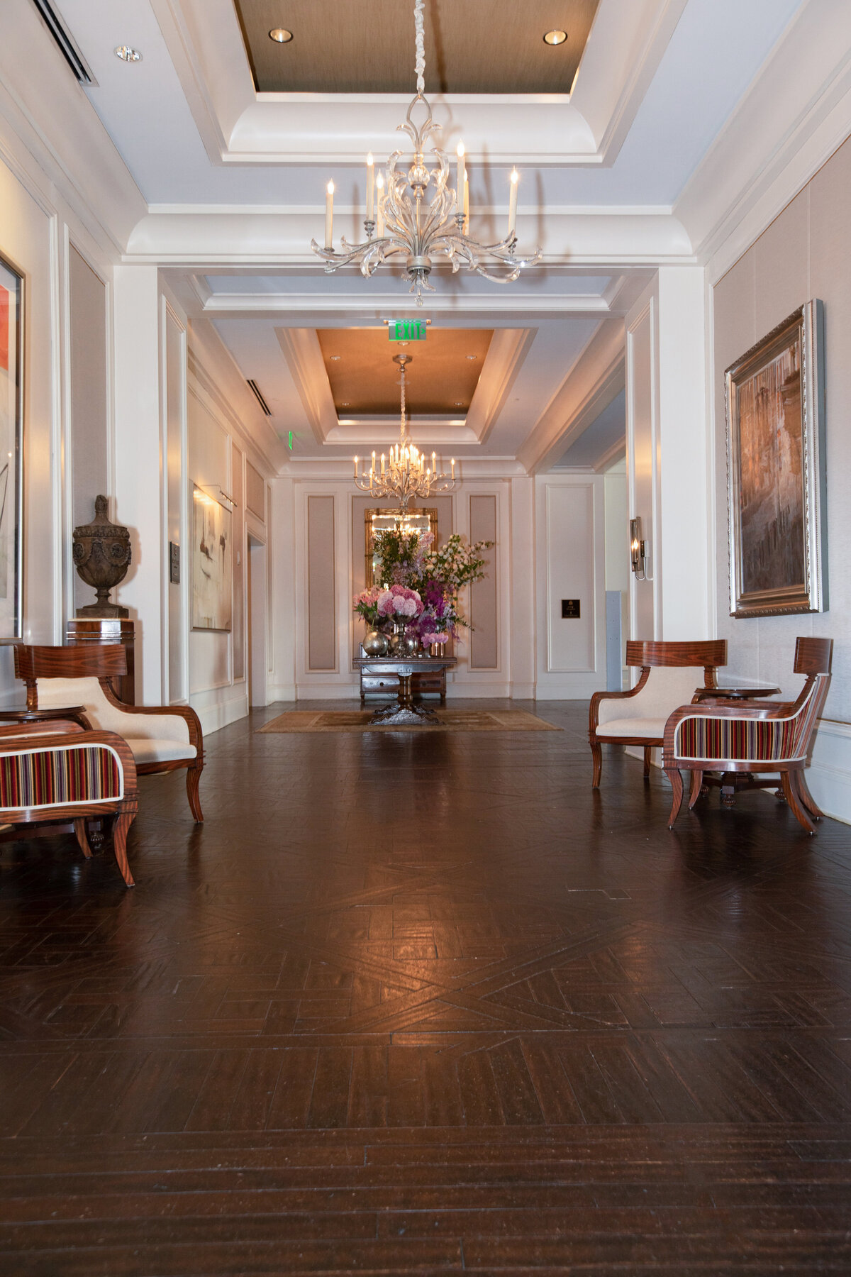 st-regis-atlanta-wedding-venue-lobby-floral-arrangement