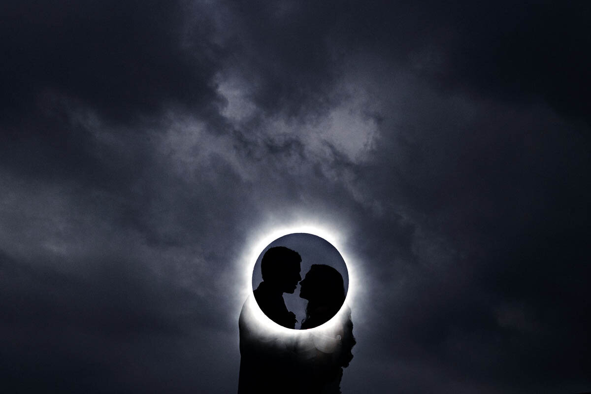 solar-eclipse-wedding-portrait