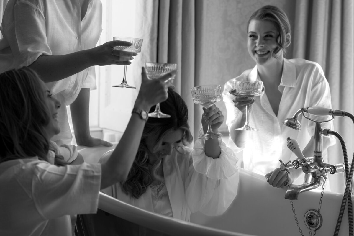 timeless-romantic-luxury-wedding-laugh-london-gettingready-bride-bridemaids-photography
