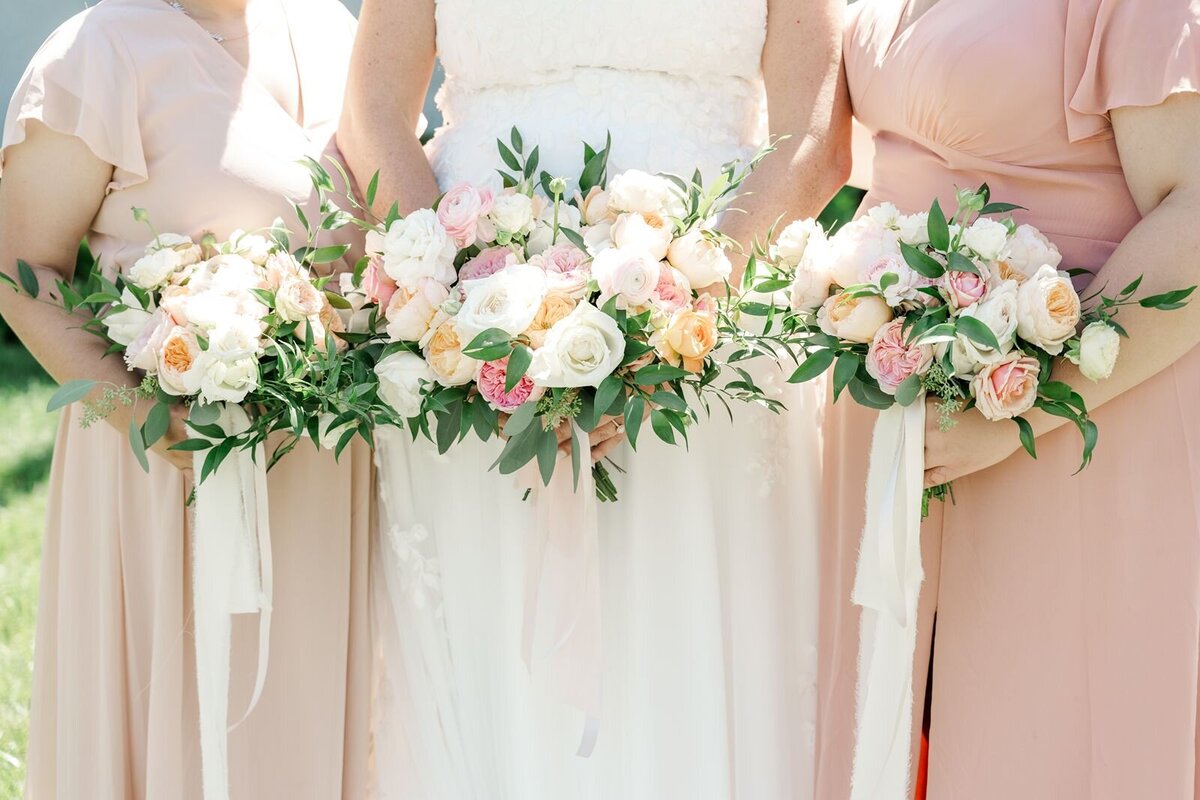 pastel-coral-pink-bridesmaids-bouquets