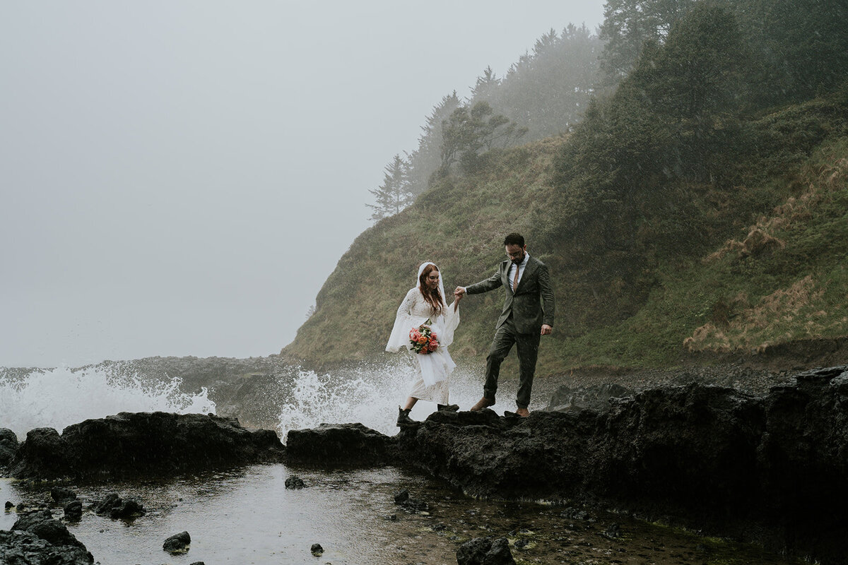 Couple portraits from the Oregon Coast and the stunning ocean backdrop. 