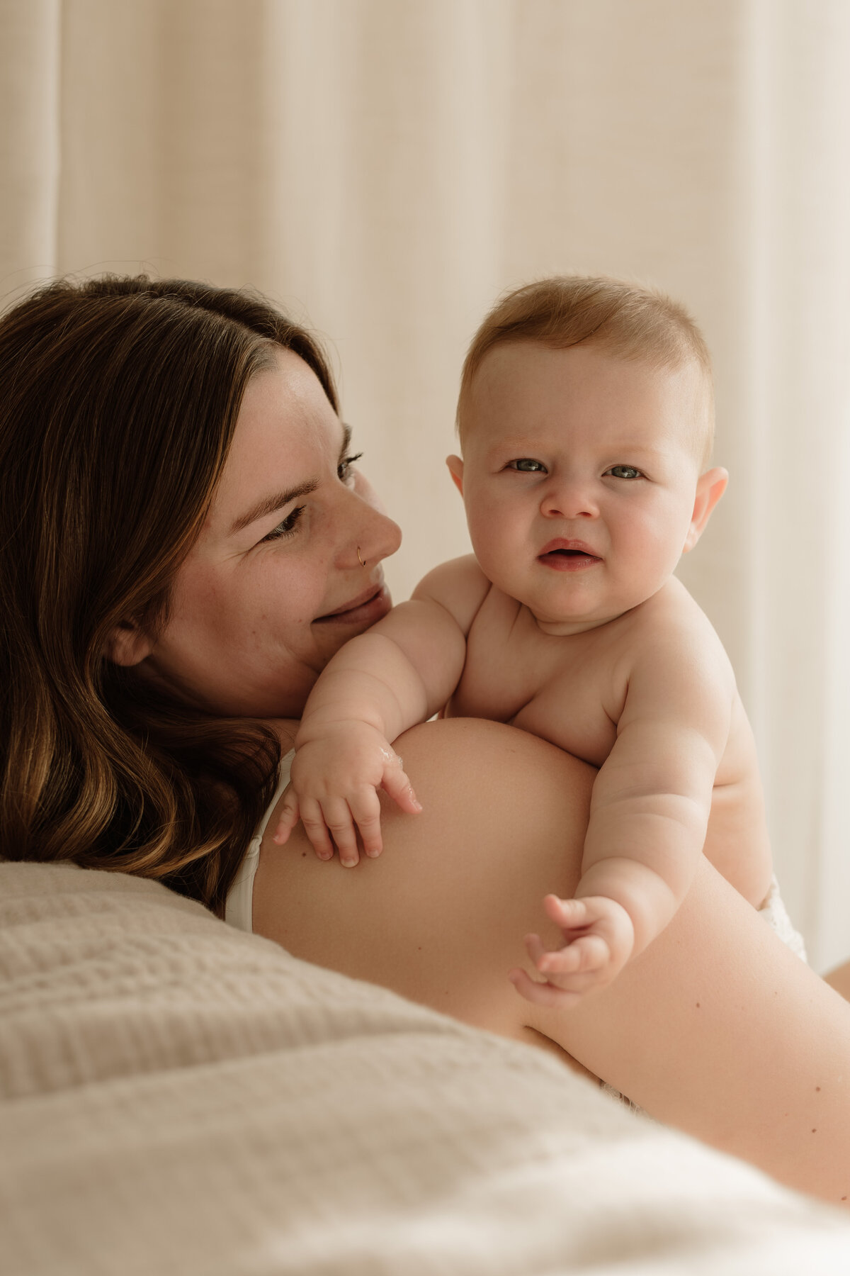 newborn fotograaf - gezinsfotograaf - zwangerschapsfotografie - videograaf - Sint-Niklaas - Pictures by Jess - Mama en baby shoot - borstvoeding