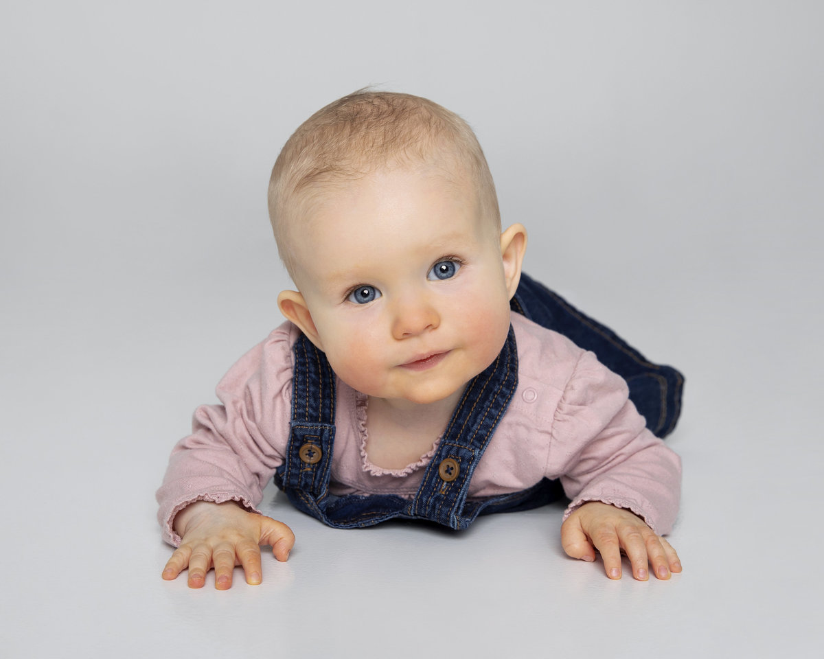 baby-9mnd-babyfoto-babyfotograf-babyfotografering-studio-oslo-sthanshaugen-studioelisenberg
