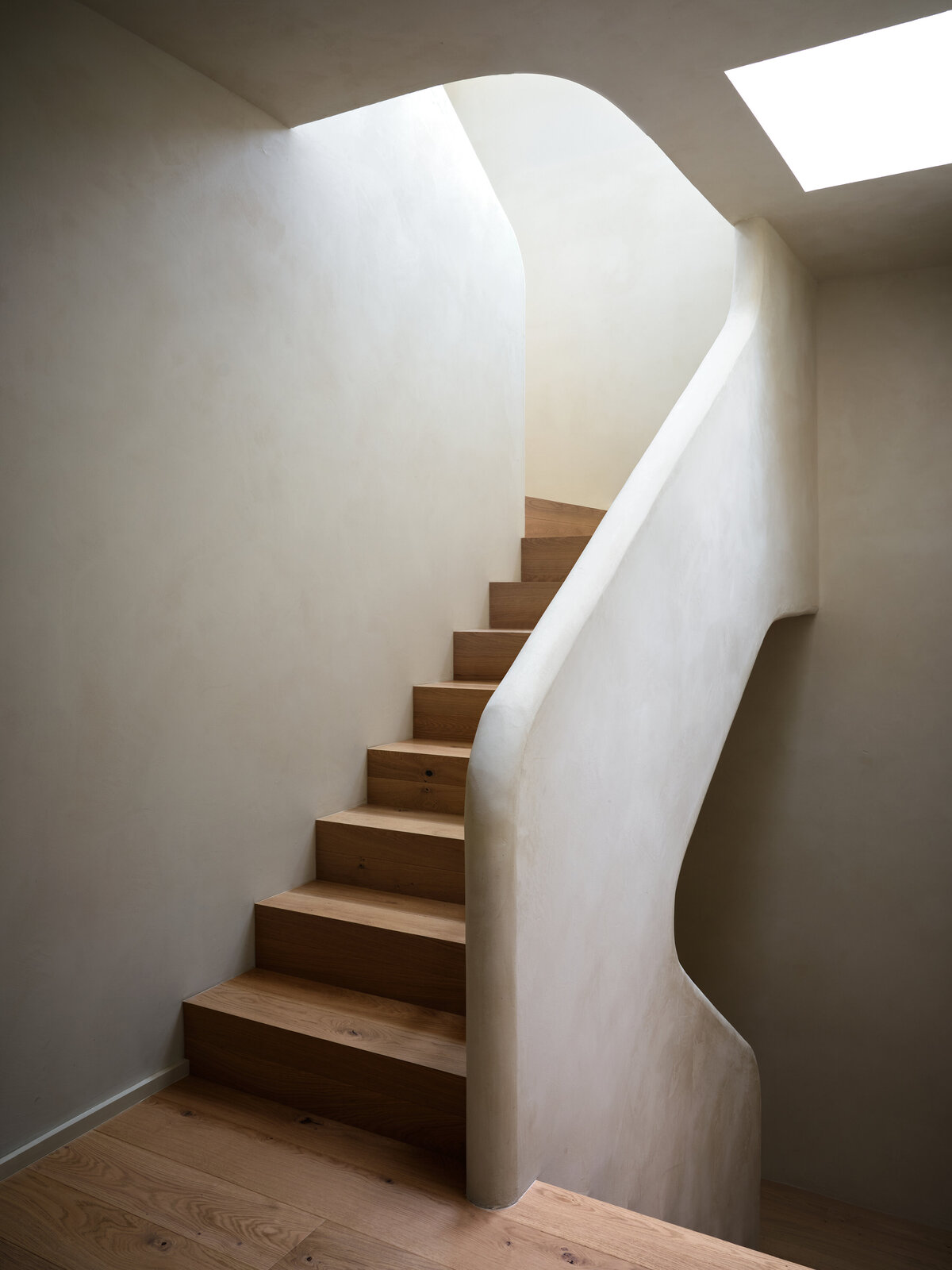 skylight-stairway-plaster-handrail-oak-flooring-natural-light-belgian-modern-austin-home-dwell-house-franc
