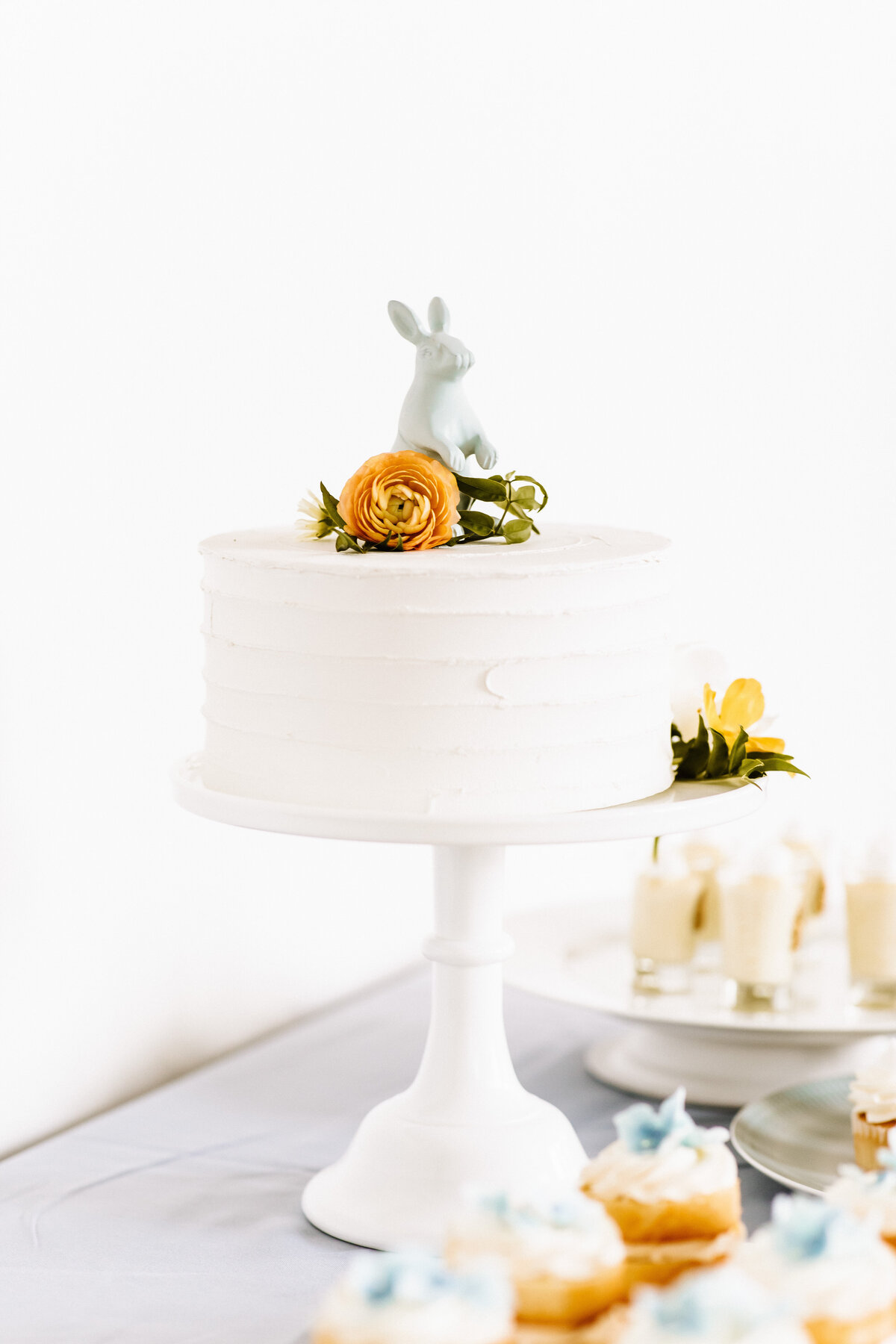 cake flower styling, studio fleurette, anthony and stork, twin cities wedding florist