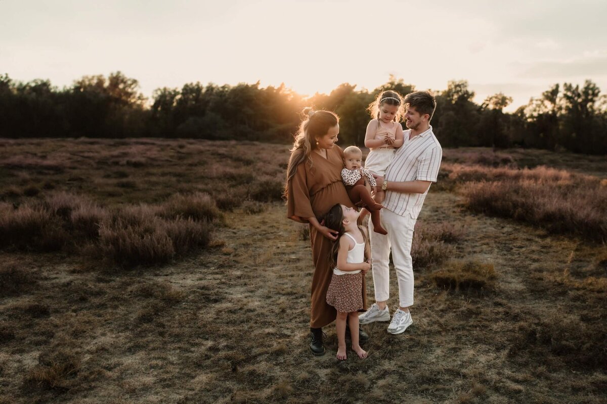 Gezin in heide tijdens gezinsshoot door fotograaf Eline Hemelt