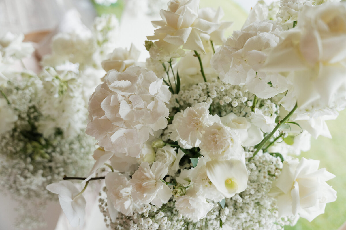 Foto van witte bloemen op een huwelijk.