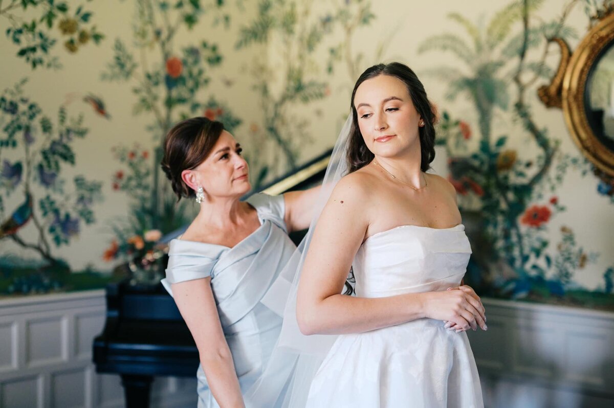 Getting_ready_portraits_editorial_wedding_photographer_Josie_V_Photography-20