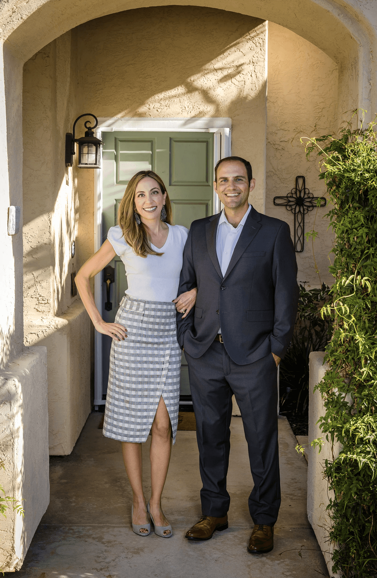 real-estate-brand-photo-professional-couple-home-entrance