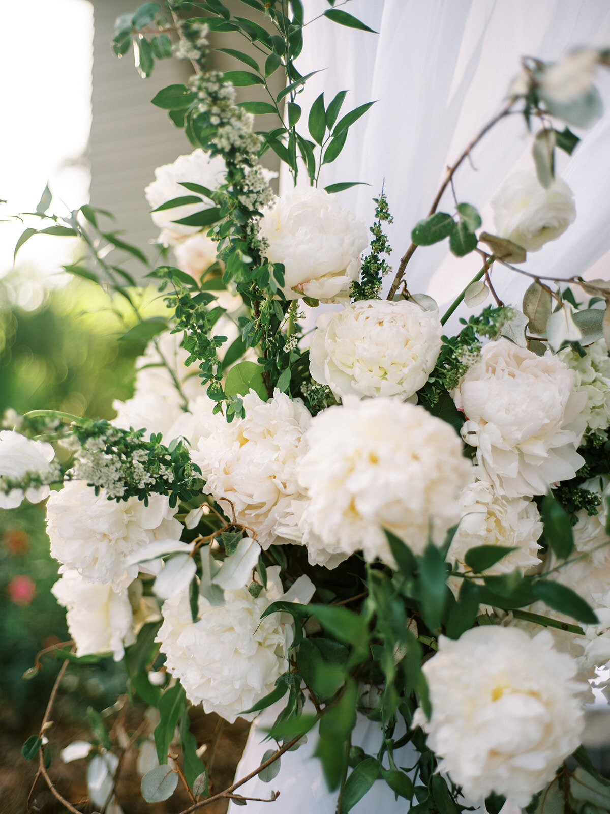 destination-wedding-planner-white-flowers