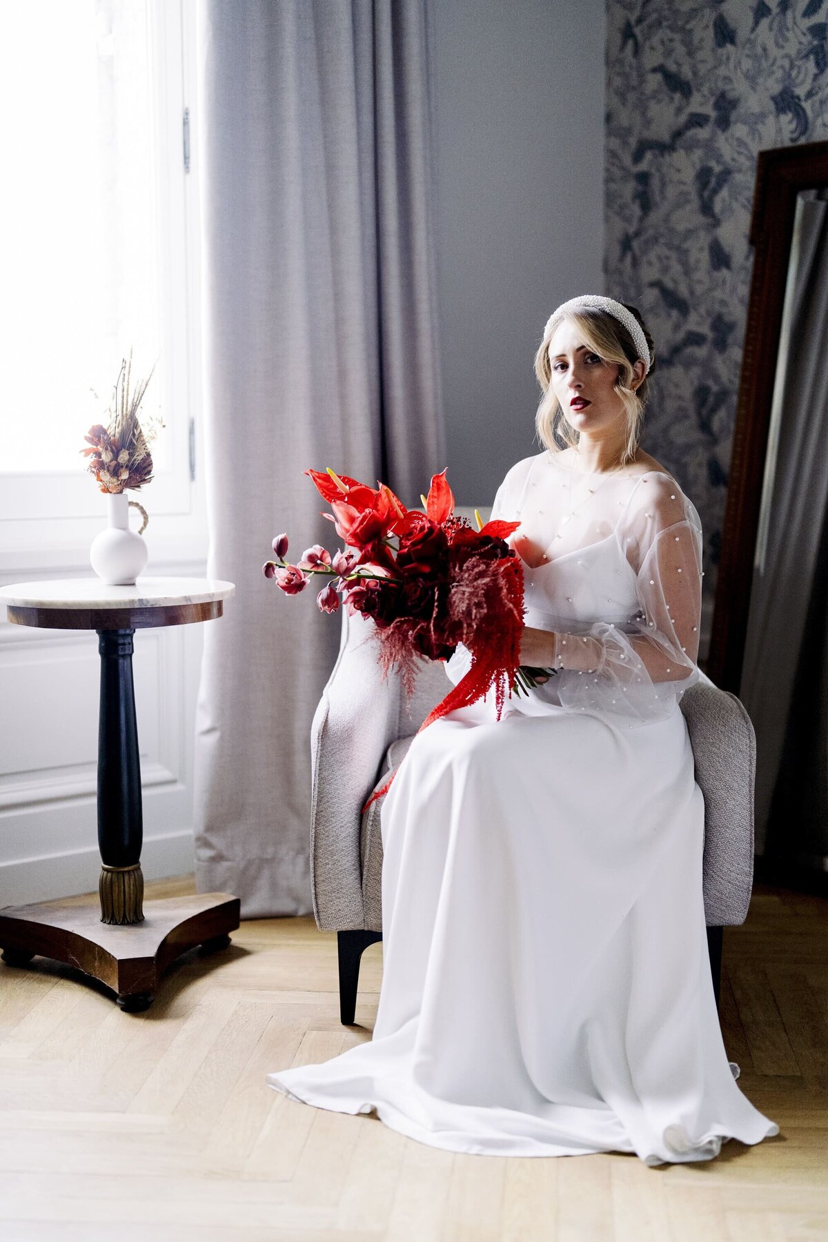mariee-elegante-avec-bouquet-de-fleurs-rouges