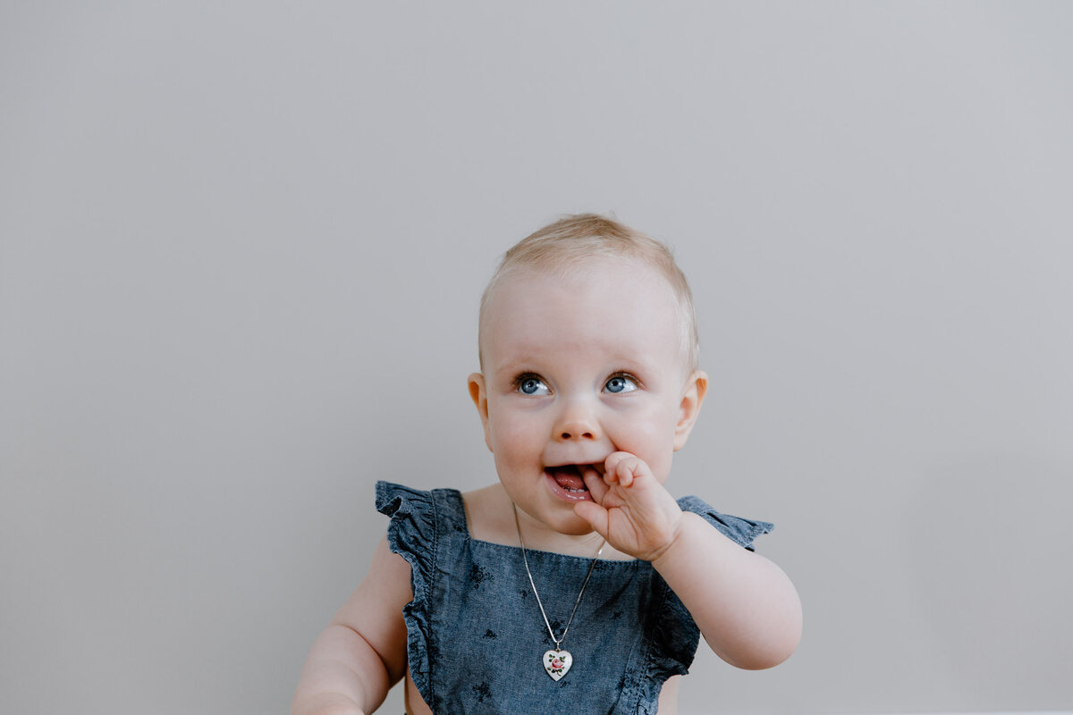 ettårsfoto_Oslo_homesession_jente_fotograf_charlottechristensen_studio_