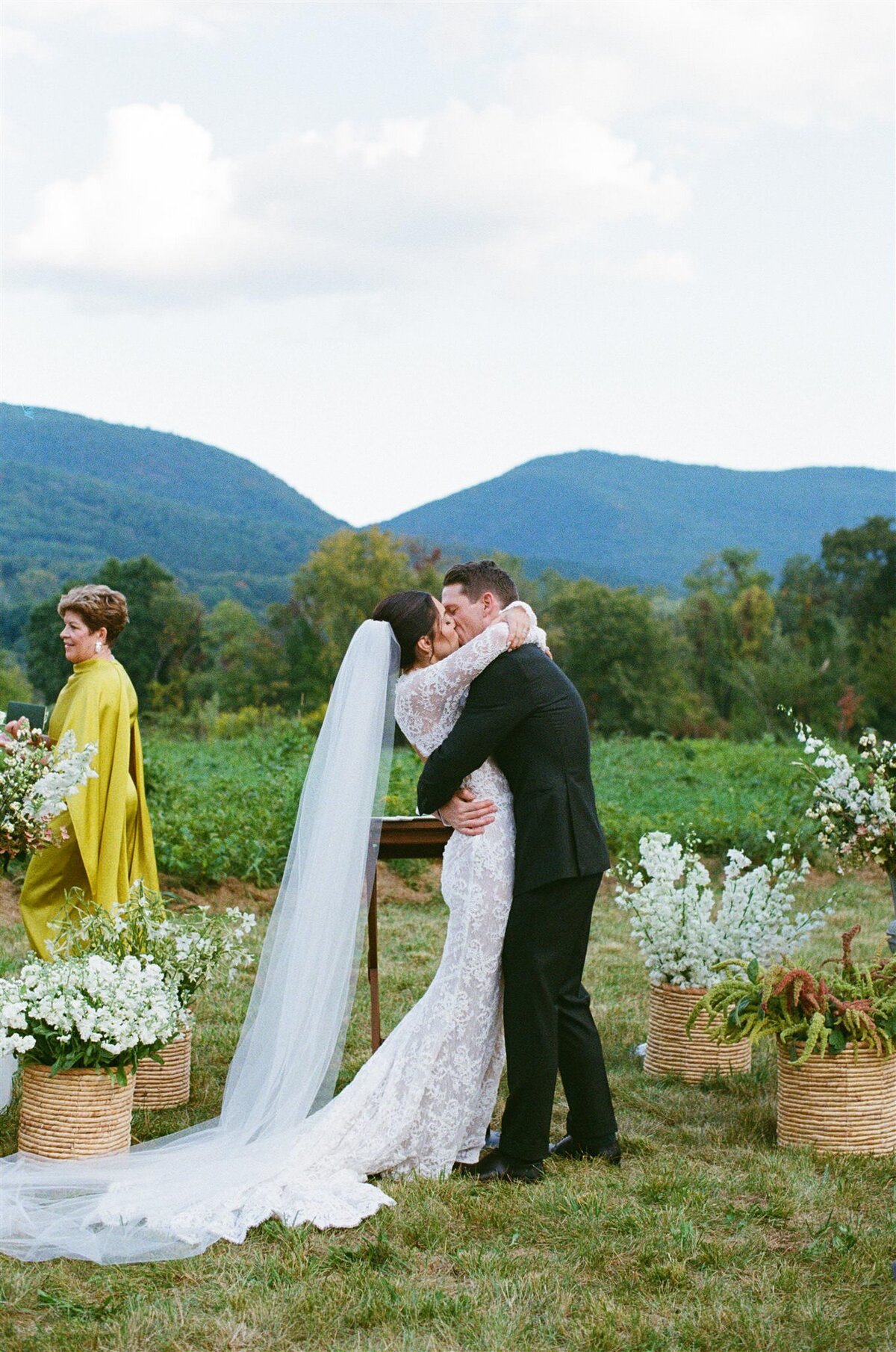 wedding-ceremony-kiss