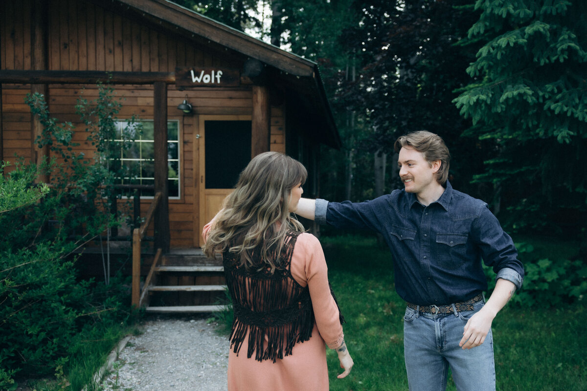 vpc-couples-vintage-cabin-shoot-7