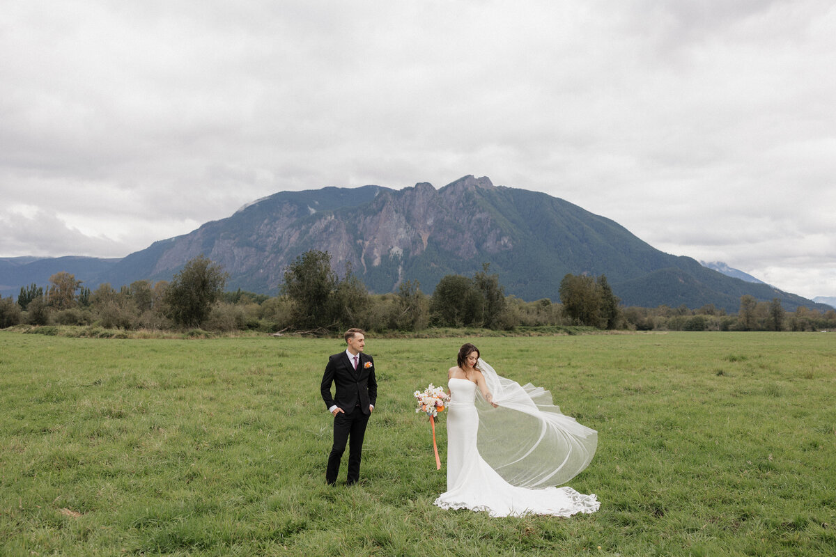 Washington_Luxury_Wedding_PhotographerNorth_Bend_Elopement_Wild_Romance_Photo-7