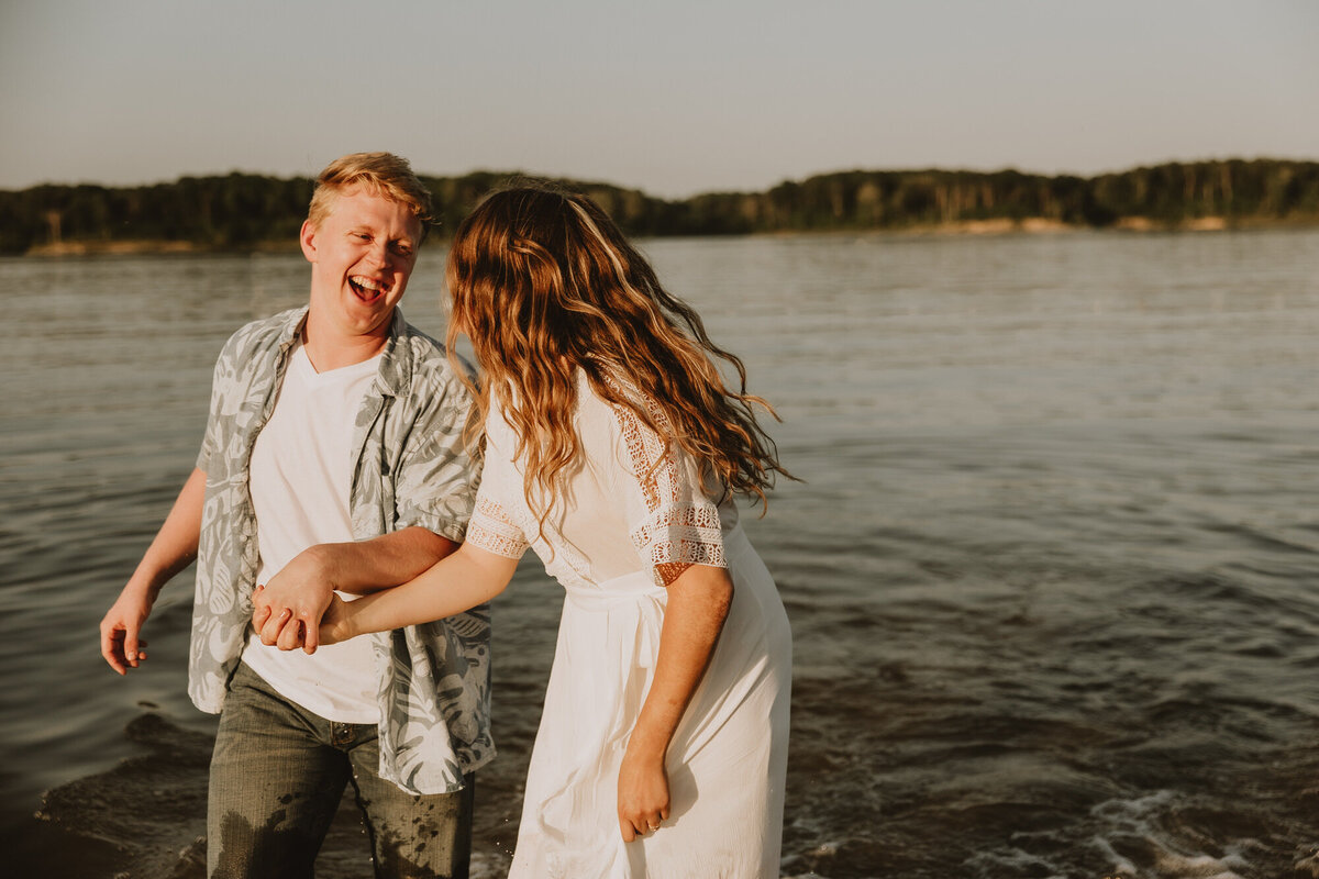 romantic-couple-beach-picnic-25