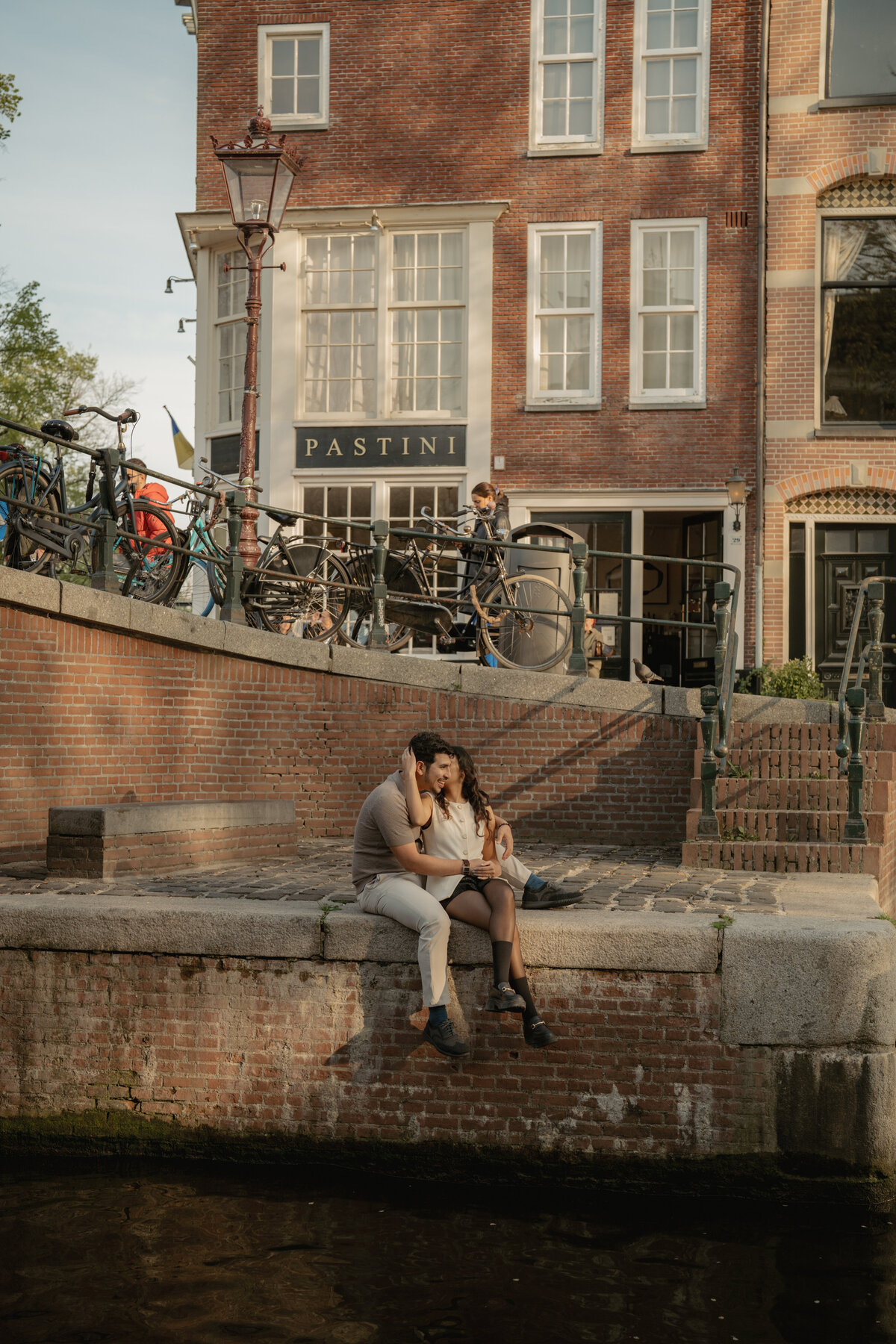 golden-hour-couple-photoshoot-amsterdam-couple-photographer-amsterdam-inhosuecapture-12