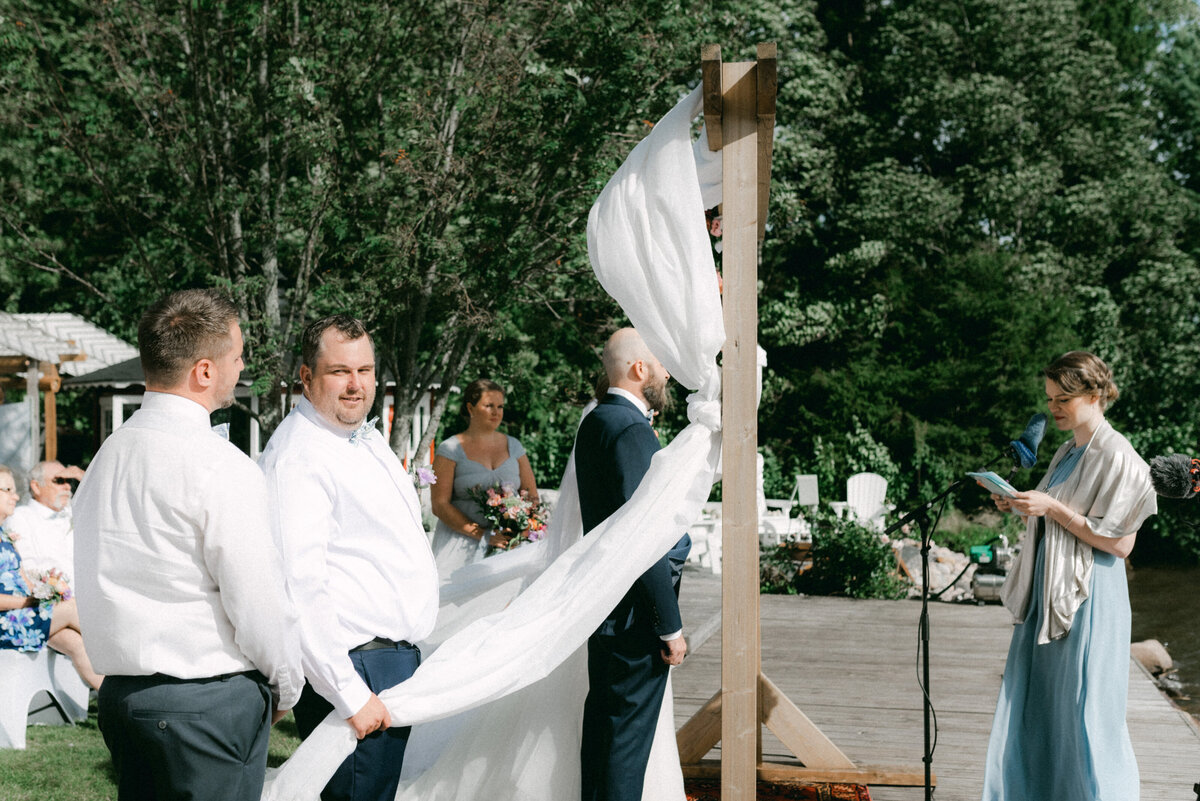 Dokumentaarinen hääkuva vihkitilaisuudesta ulkona