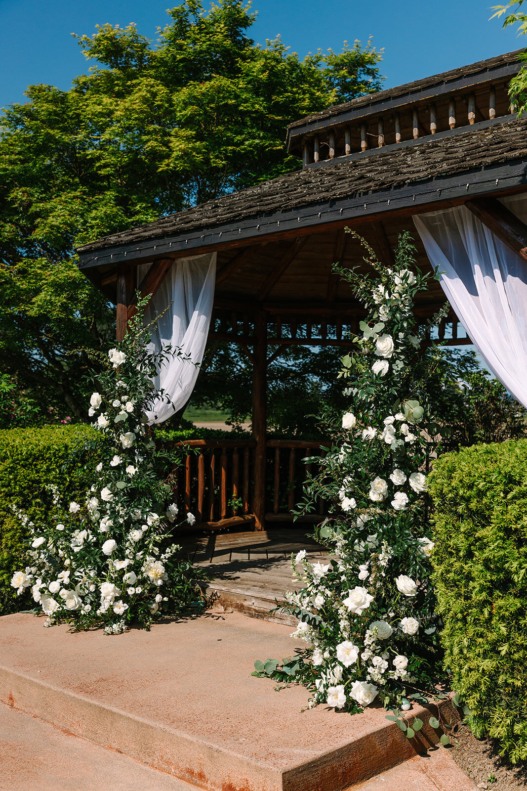 Hidden Meadows Wedding ceremony flowers Joanna Monger Photography Snohomish venue