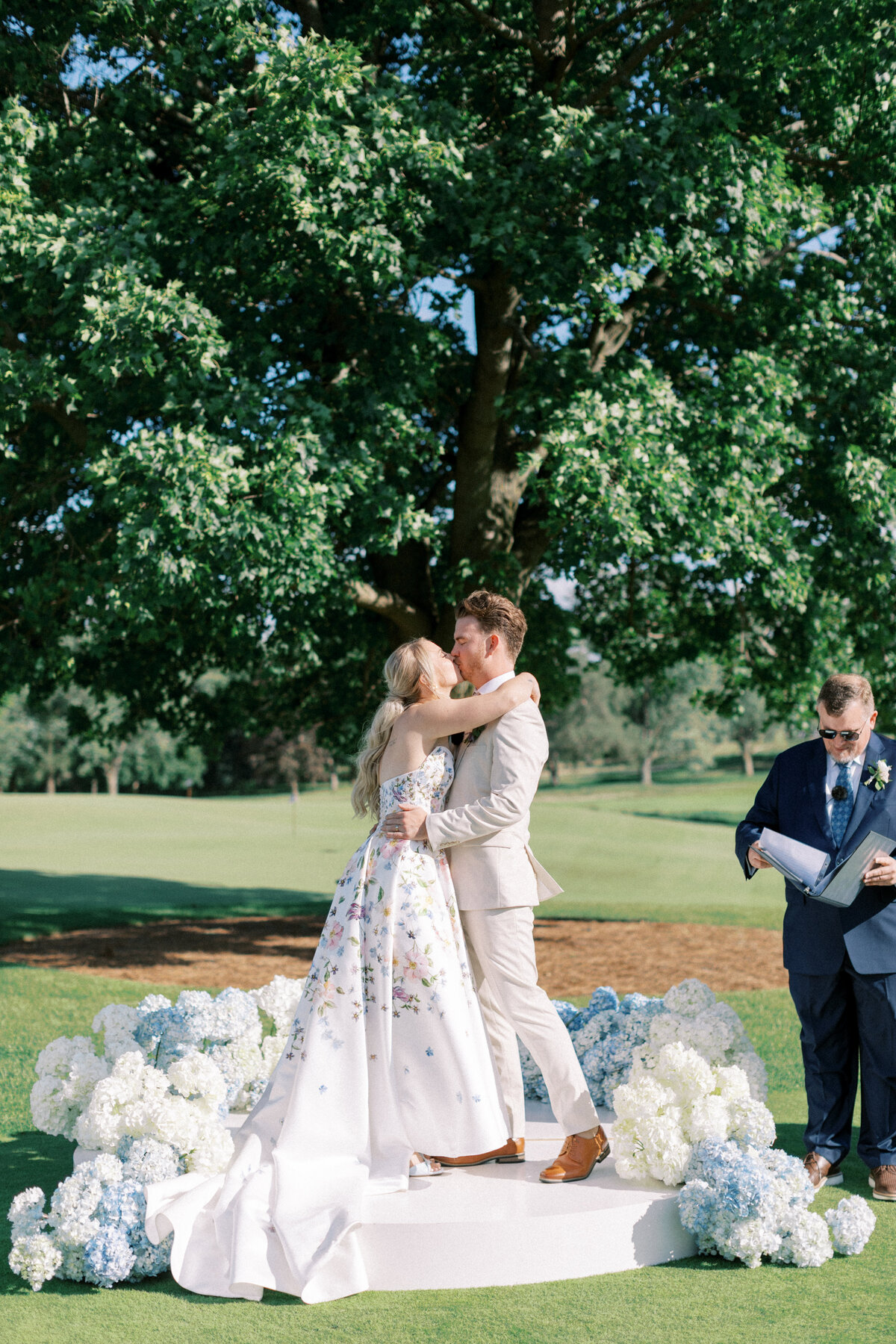 carriage house wedding flowers 24