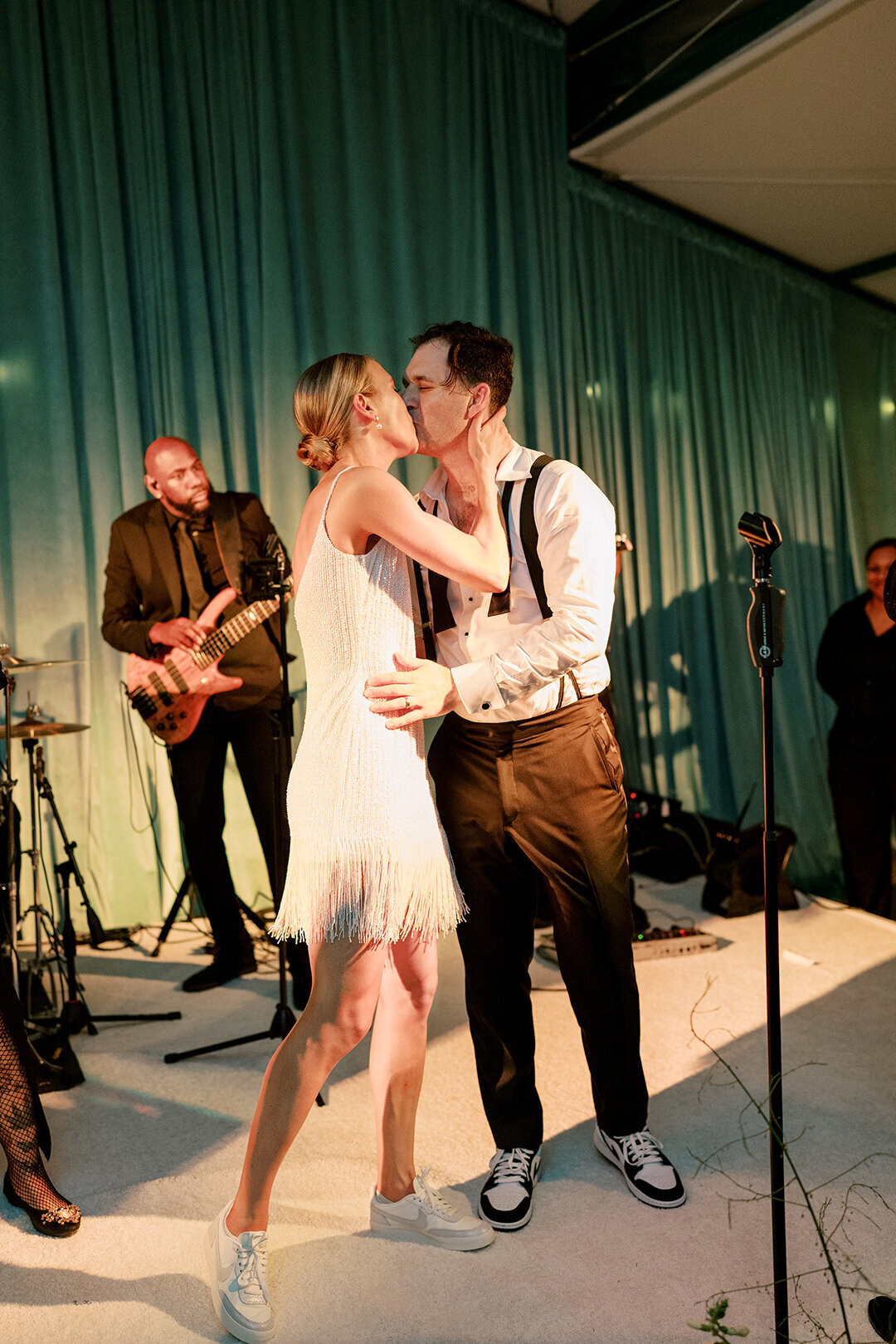 KathleenRob5-3-25GlenstoneGardenVA-VickiGraftonPhotography-1402