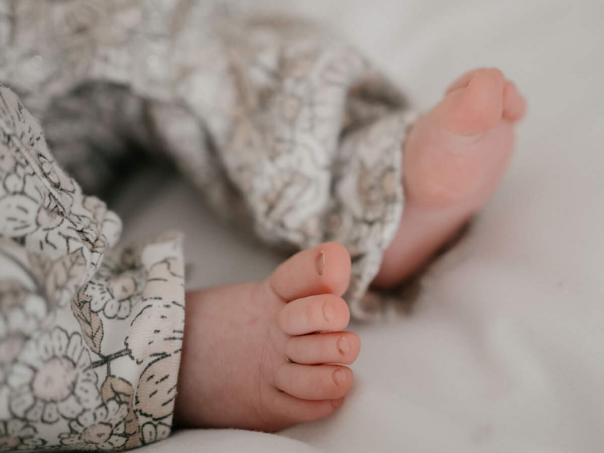 Newbornshoot door Leukfotografie in Amsterdam, Zaandam, Landsmeer, Oostzaan en Purmerend – zachte, liefdevolle babyfoto’s-40