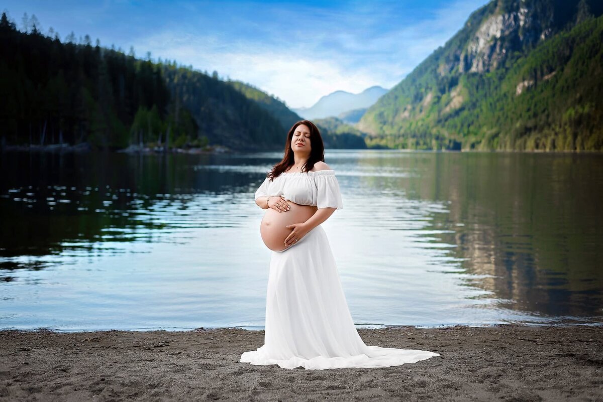 outdoor-maternity-photography_vancouver-fraser-valley_buntzen-lake-white-dress-beach
