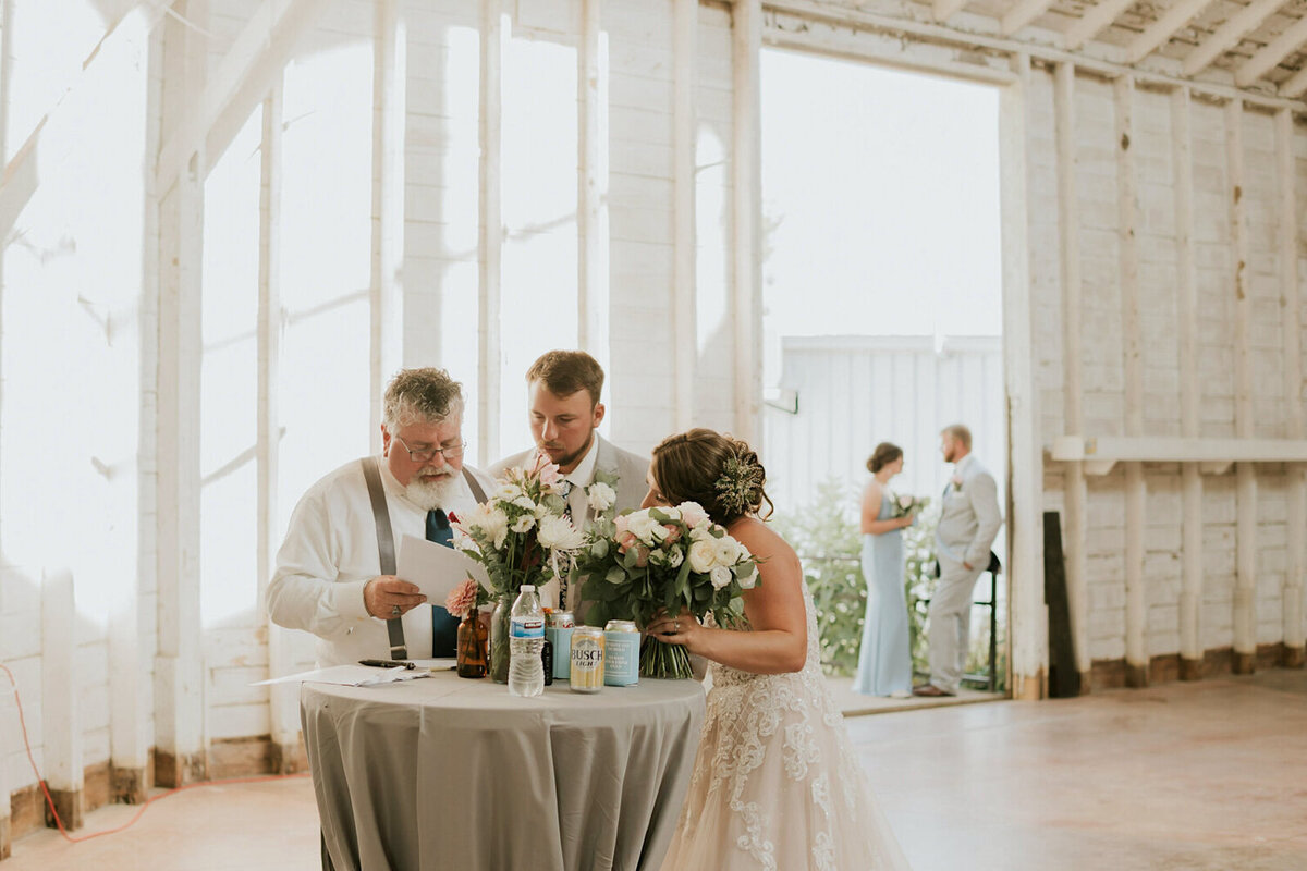 rustic-iowa-barn-wedding-ceremony-details-storyteller-collective-photo-co