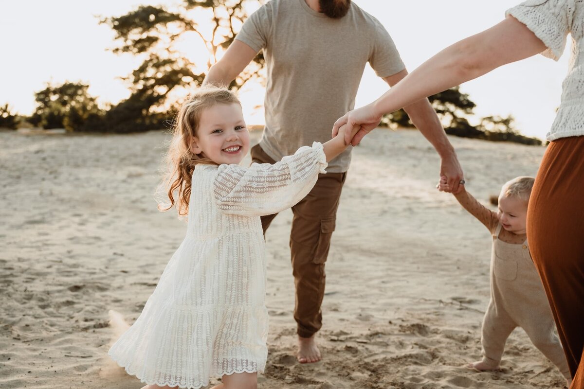 Gezin in duinen tijdens gezinsshoot door fotograaf Eline Hemelt