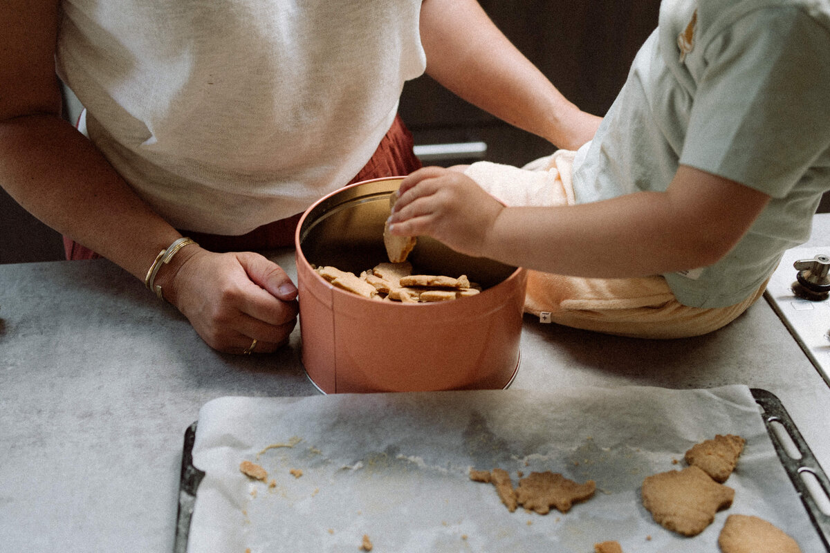 Lifestyle gezinsfotografie tijdens een Homes to Remember-shoot - koekjestrommel 