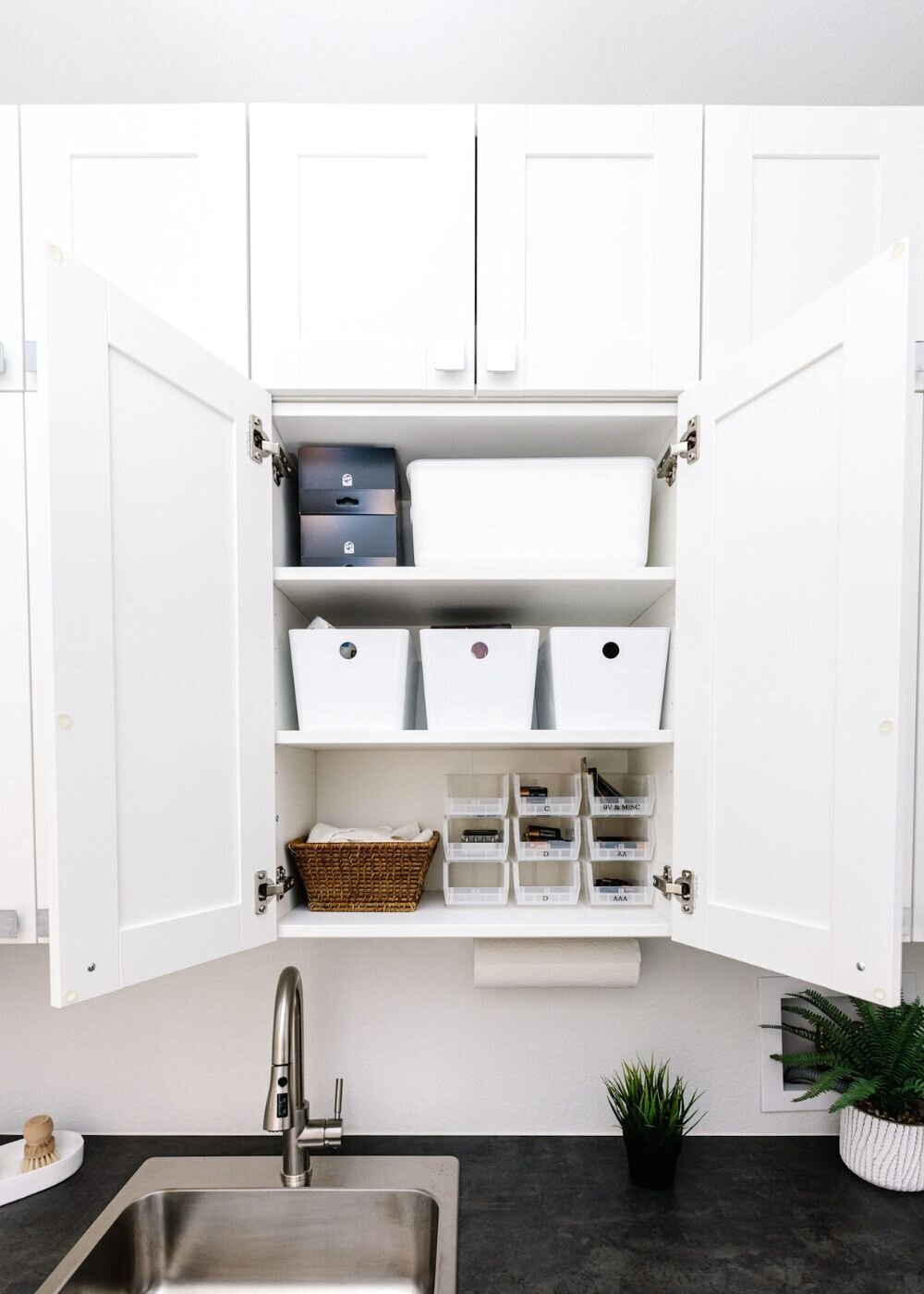 organized-laundry-room-white-brilliantista (8)