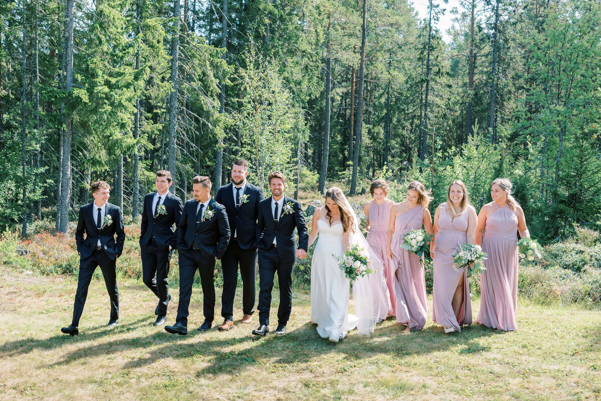 Wedding photographer Stockholm helloalora wedding bridal party bridesmaides in mauve dresses in Sundsvall