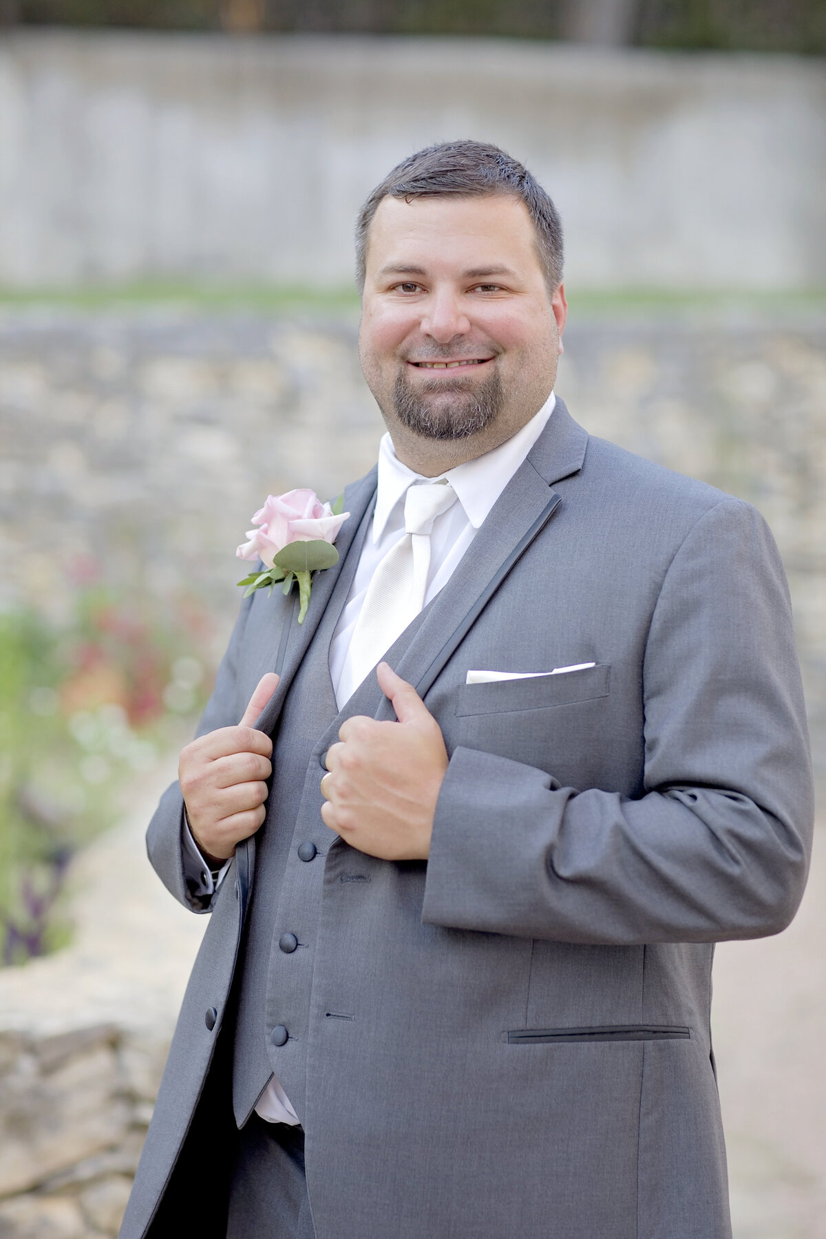 groom-lost mission venue-hill country-robin rogers photography