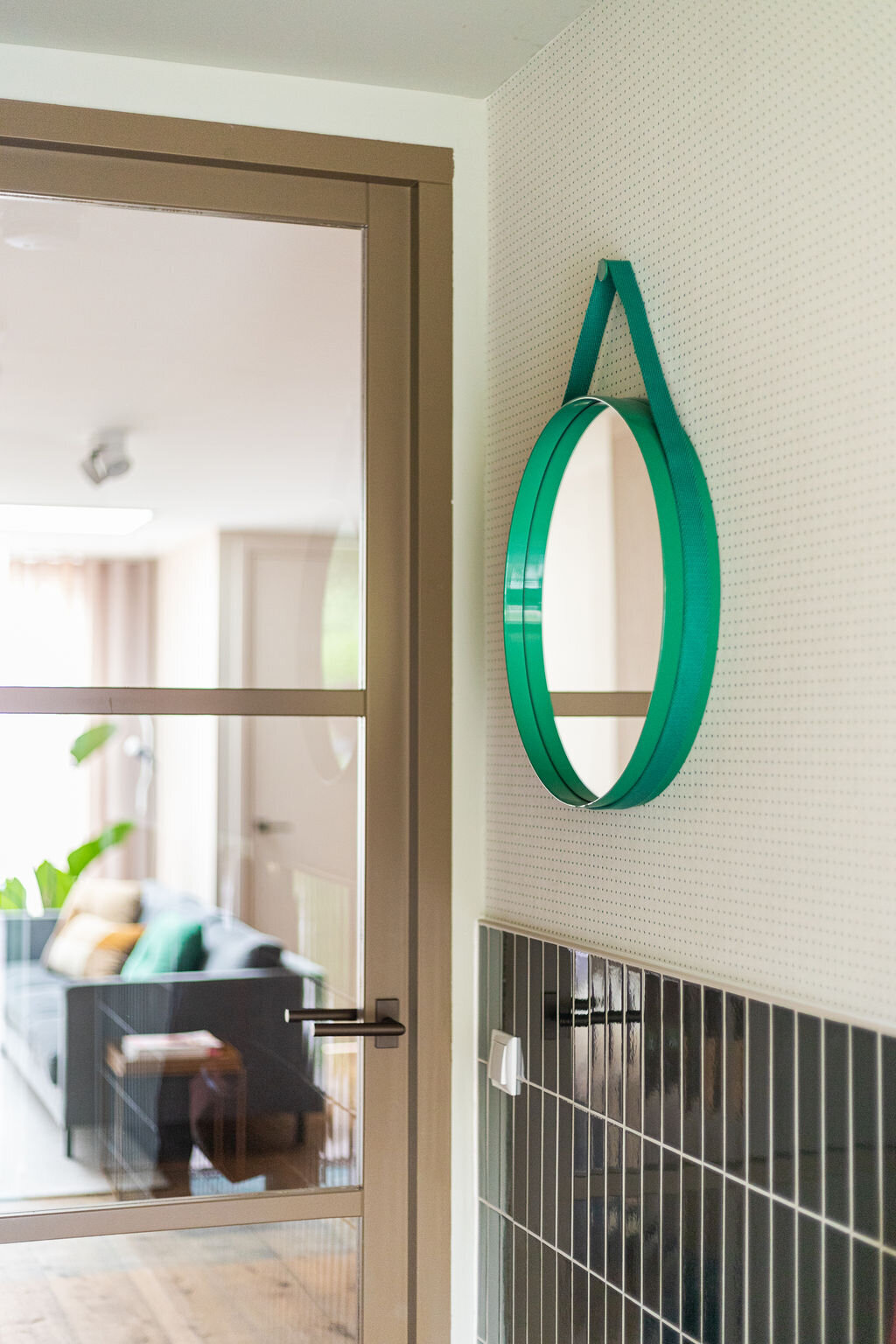 betegelde hal met spiegel