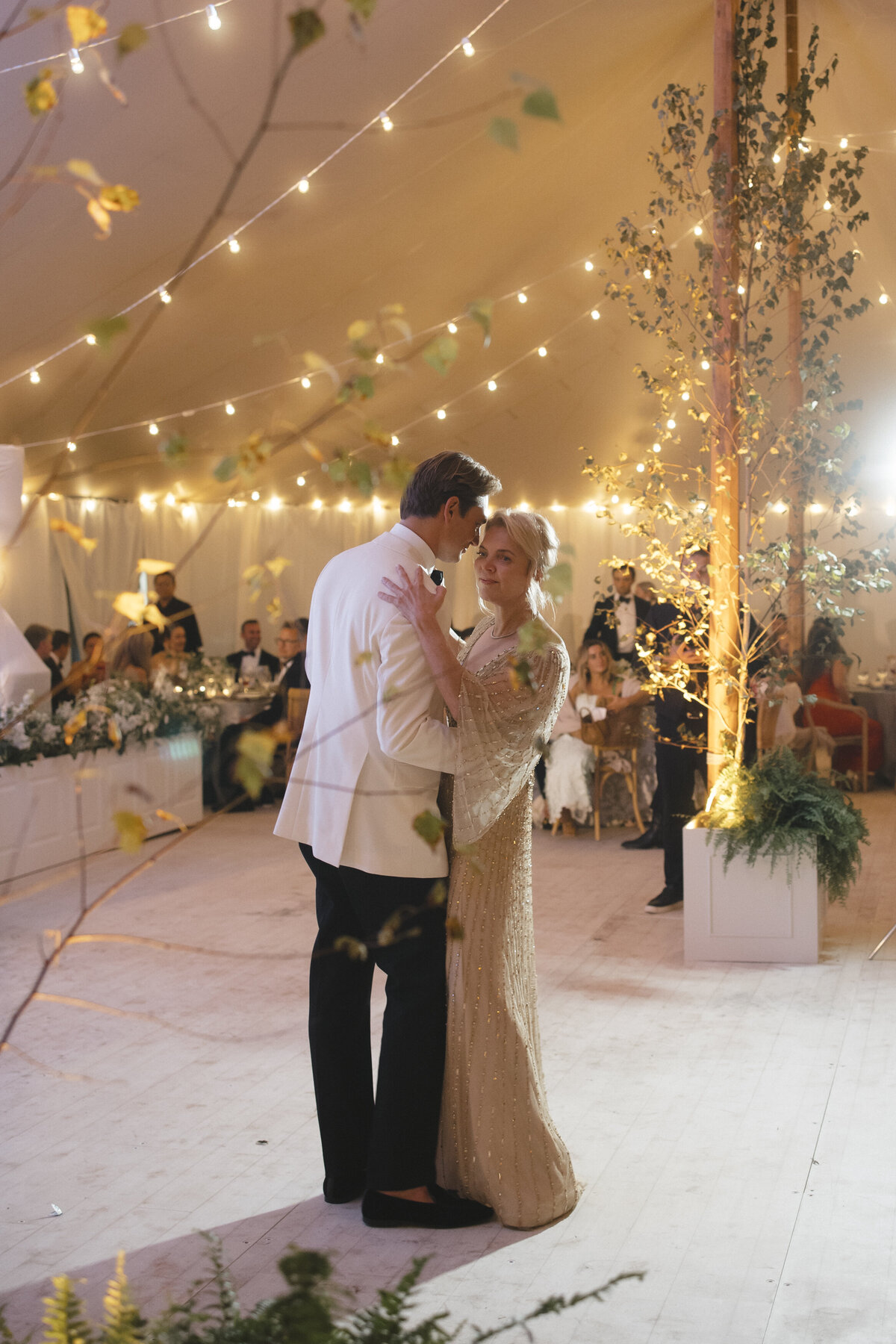 Marthas-vineyard-wedding-planner-kg-events-design-luxury-destination-weddings-private-events-corporate-events-edgartown-ma-event-designer-outdoor-tented-wedding-reception-island-wedding-vogue-wedding-pohogonot-144