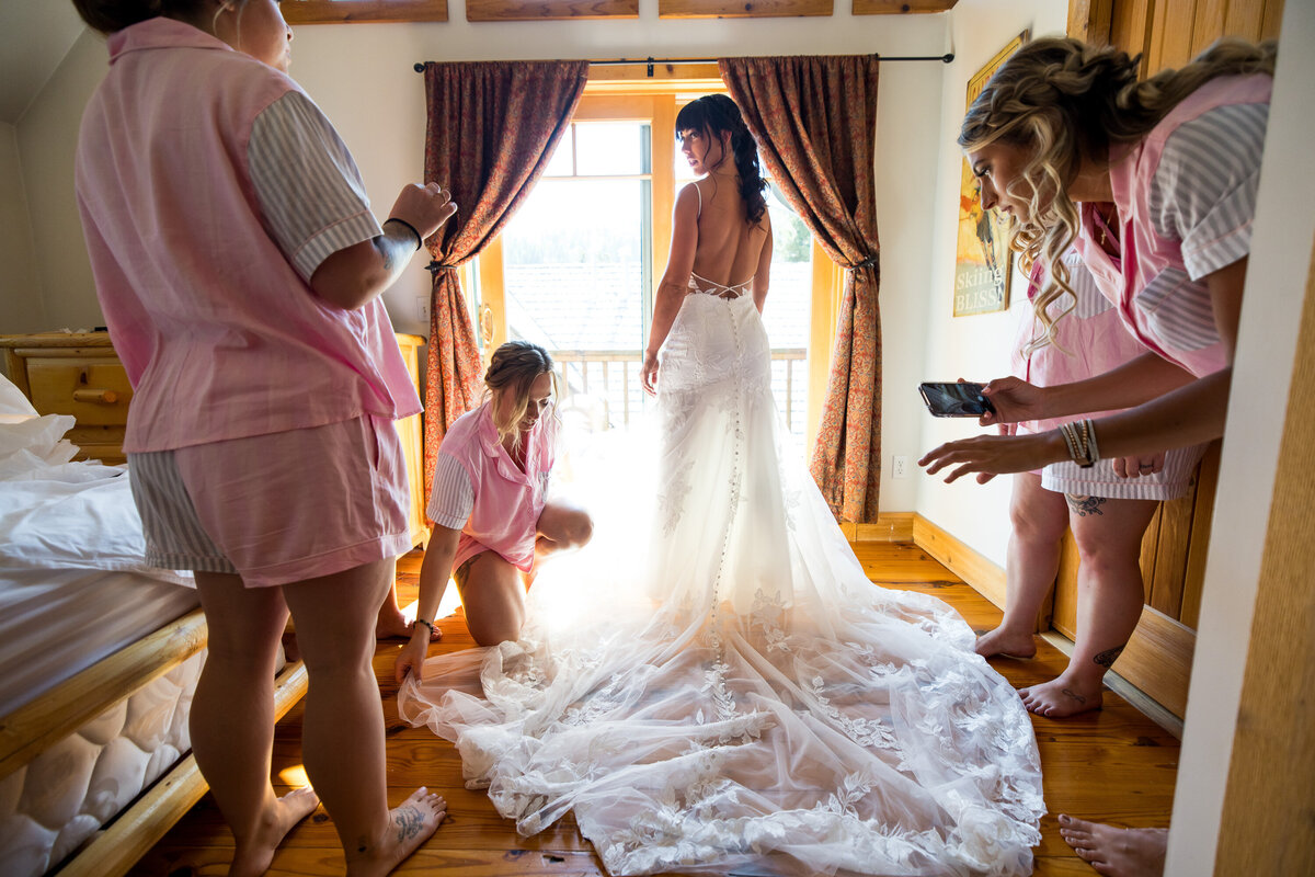 wedding-bride-bridesmaids-dress-candid-schweitzer