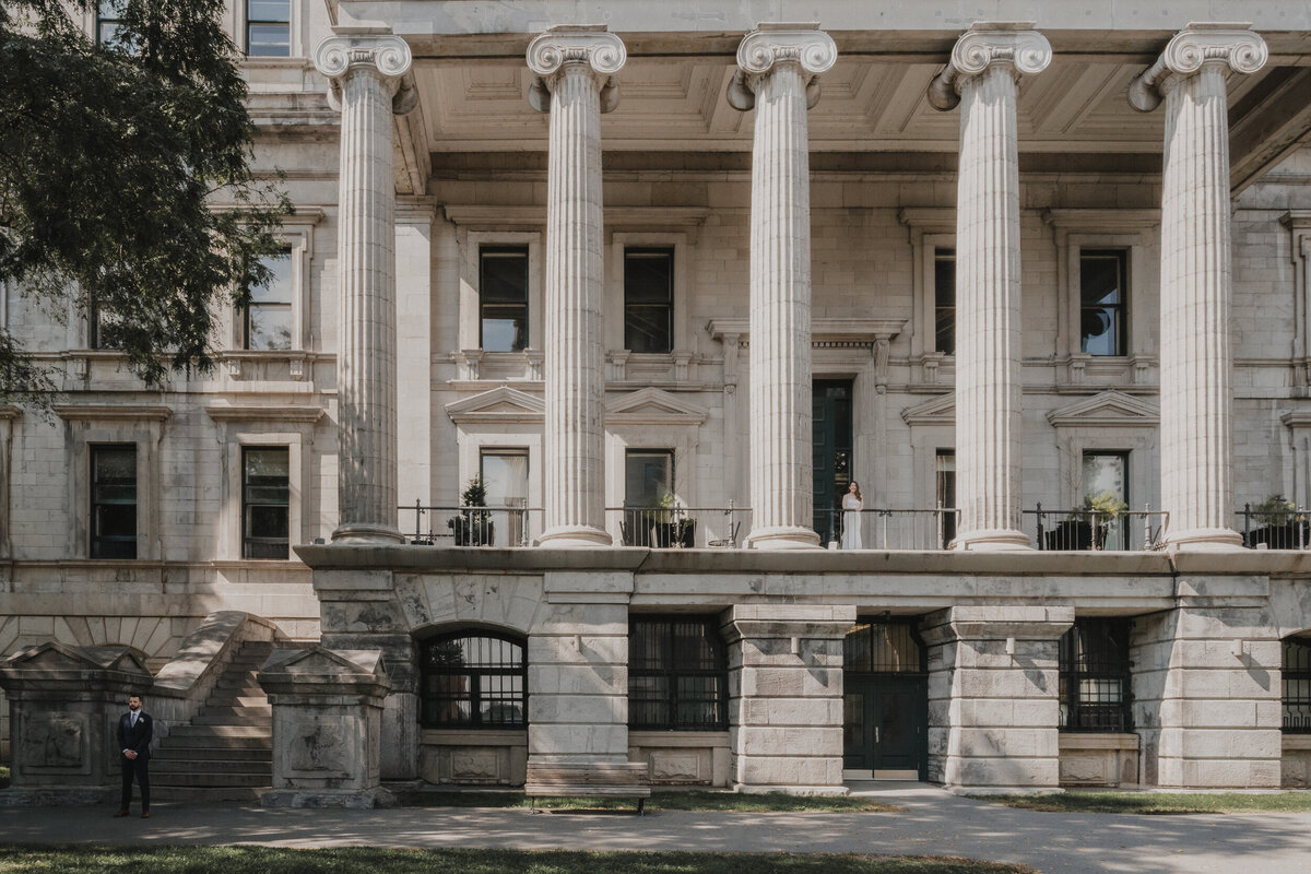 Photo de mariage dans le Vieux-Port de Montréal mettant en valeur l’architecture majestueuse et la composition artistique du couple, prise par Jeff Gagnon photographe.