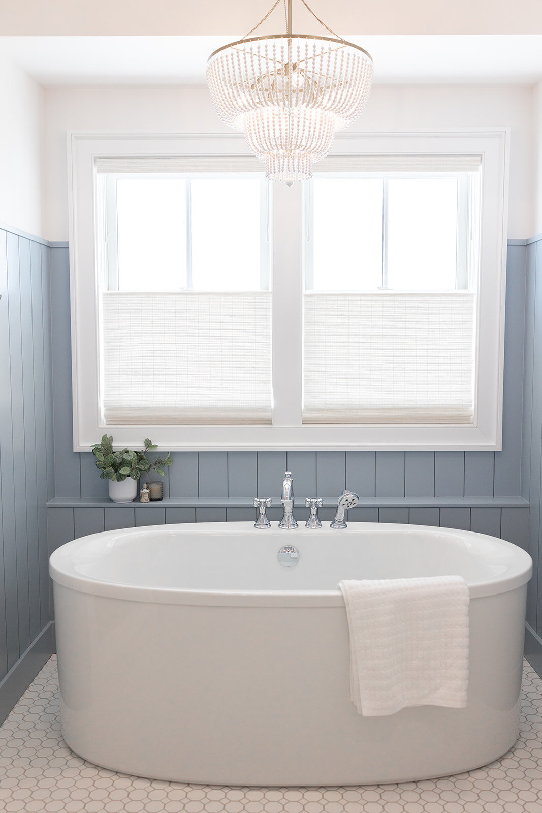 michele rosenboom design cozy colonial guest bathroom 2