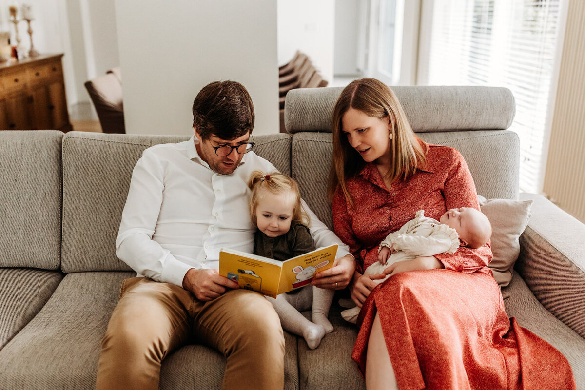 Newbornshoot_bij_de_ouders_thuis_Tine_Storms_Photography-35