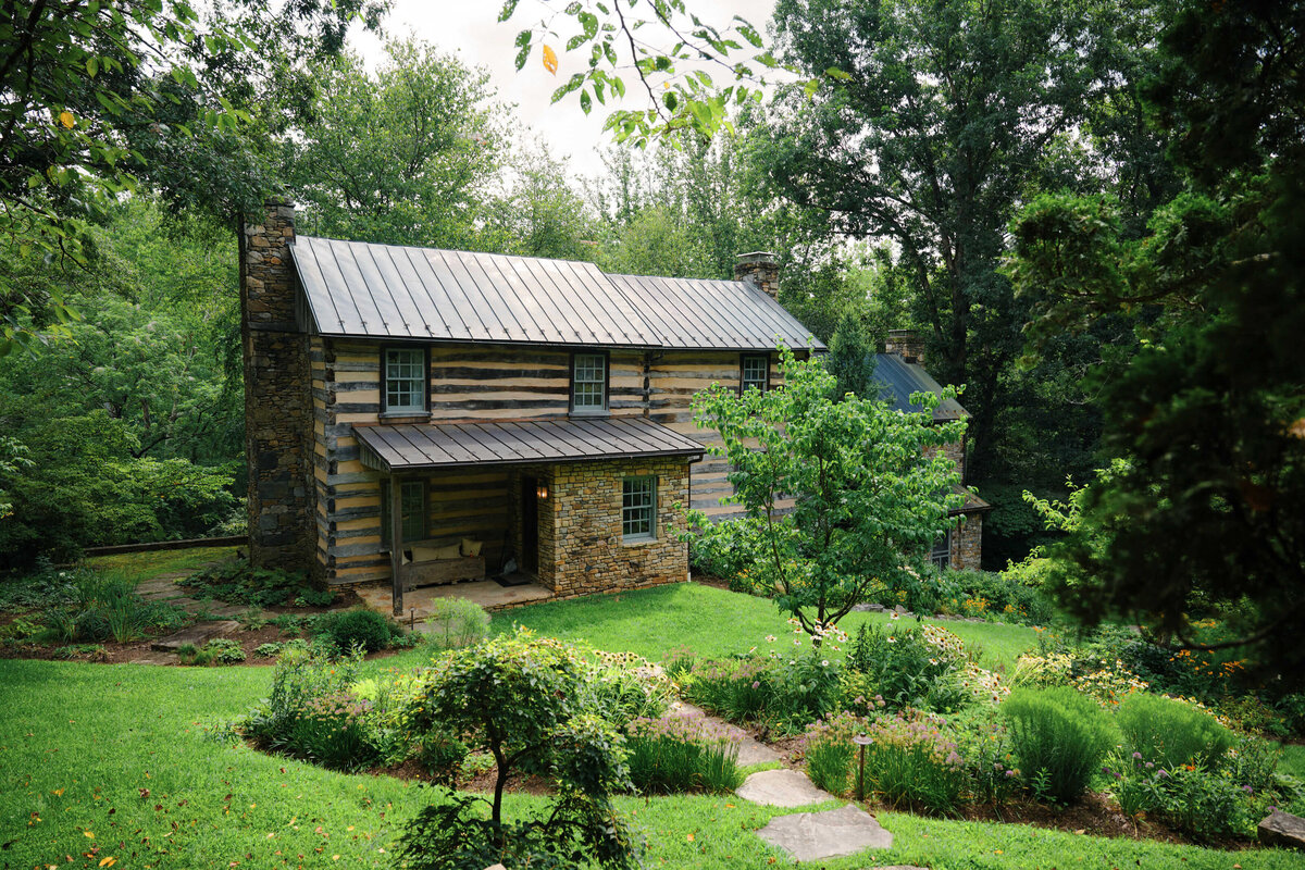 ghost-host-eli-turner-chancellors-rock-virginia-fall-decor-ideas18