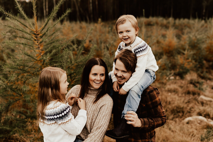 familj skrattar tillsammans under familjefotografering i halland