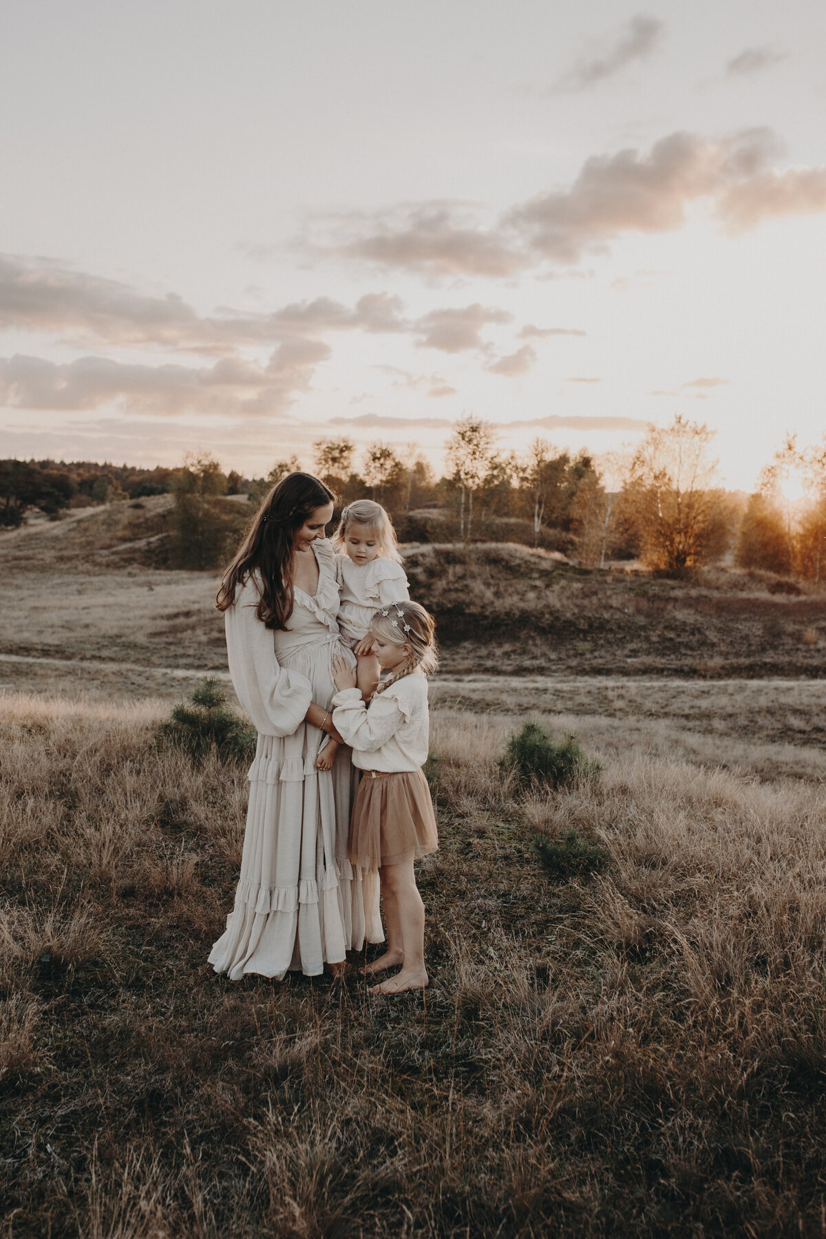 Kindje aan de hand van haar moeder