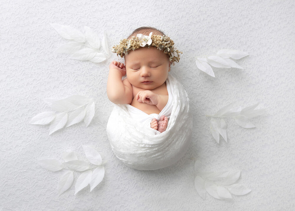 NEWBORN_BABYGIRL_WHITE_LEAFFLOWERS