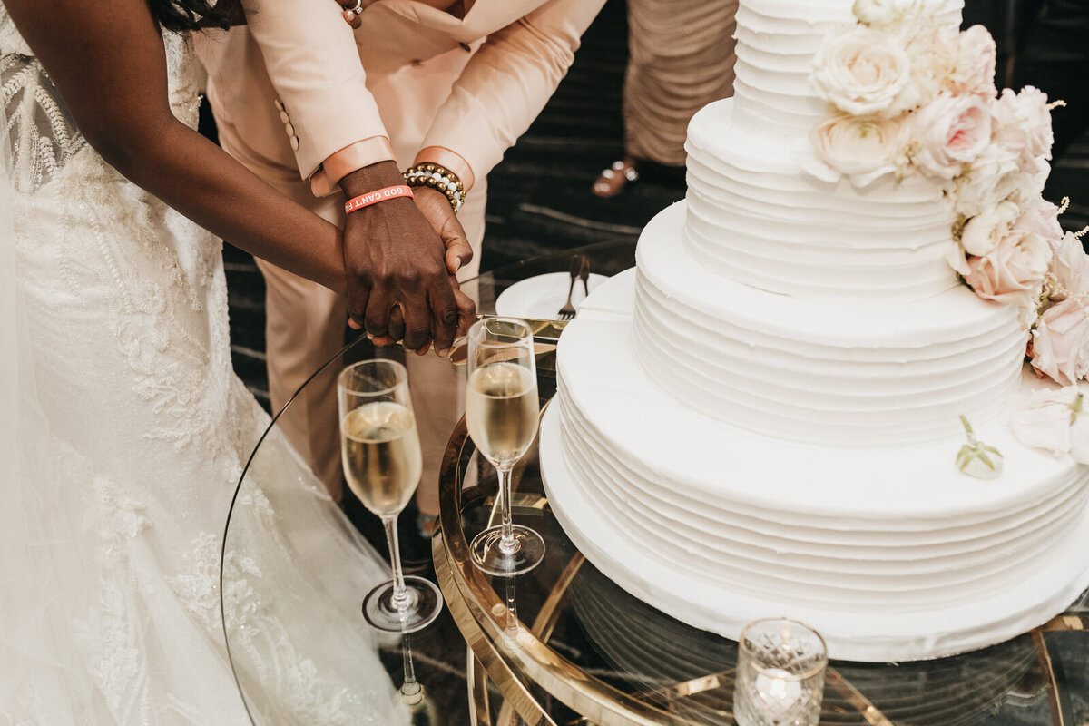 dream-wedding-cake-and-champagne
