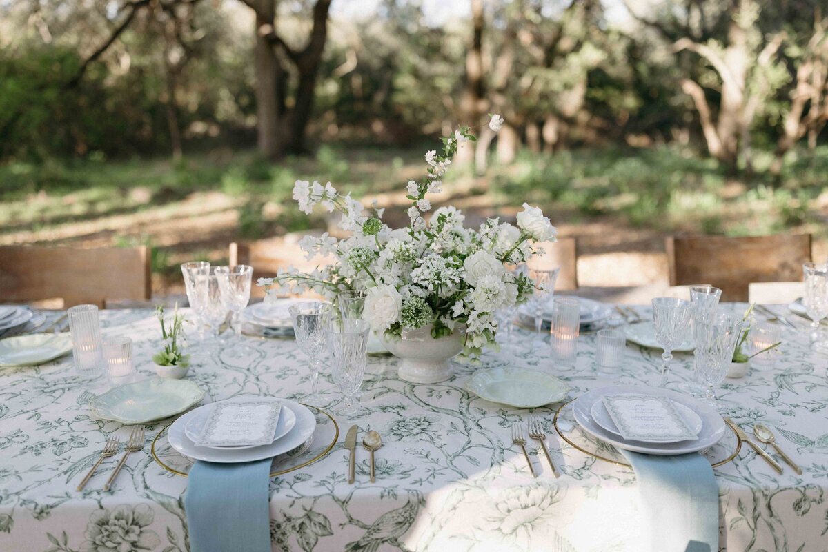 classic-white-wedding-table-design