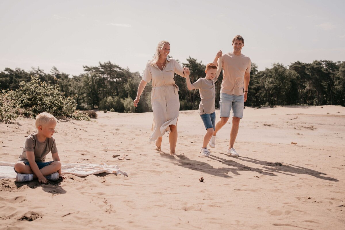 liefdevolle-gezinsfotografie-laren-duinen-leukfotografie (76 van 114)