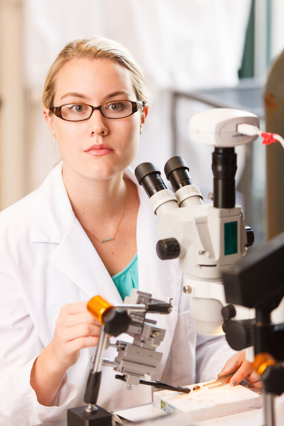 Scientist-STEM-Editorial-Portrait-Lady-Woman-Microscope-Entomologist-Bee-Charleston-Aquarium-Warf