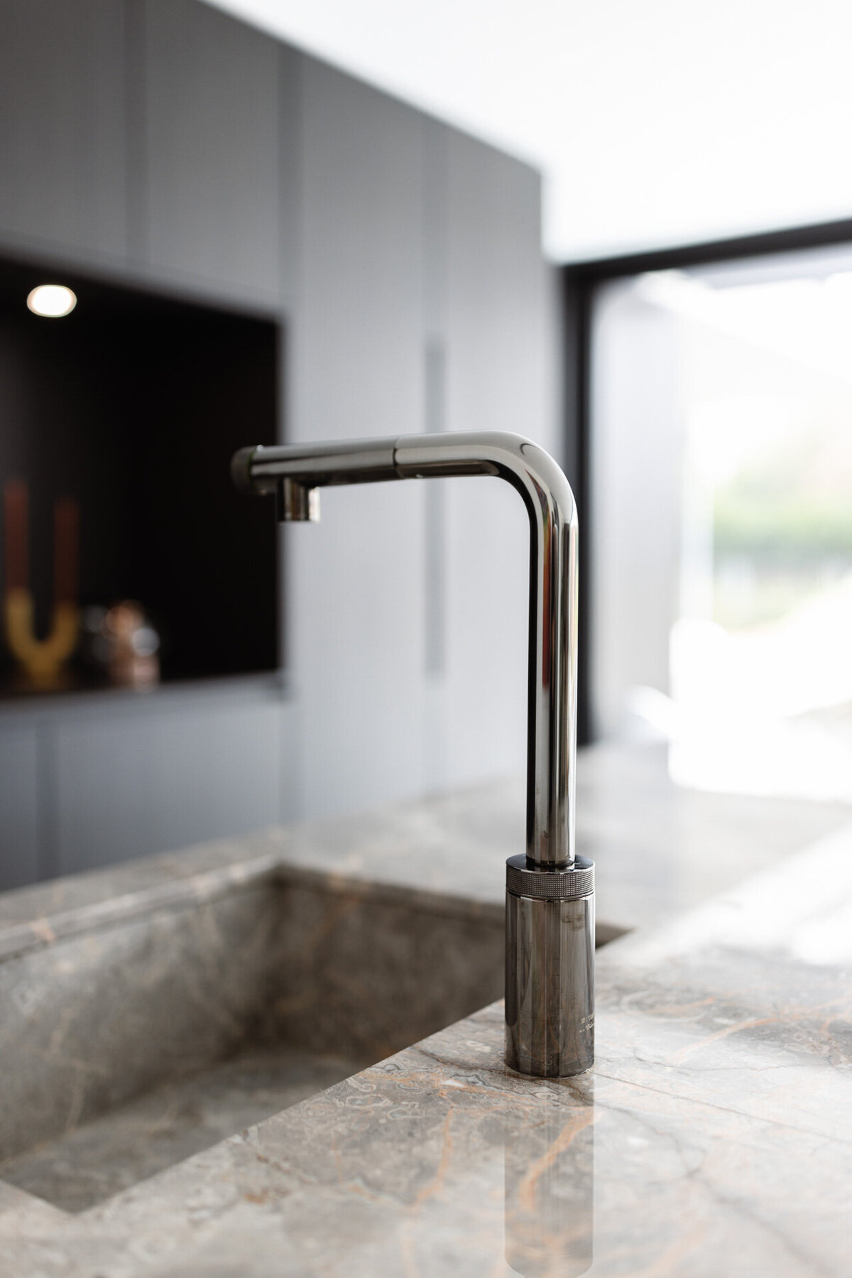 Marmeren spoelbak met strakke lijnen en moderne kranen, perfect voor een luxe uitstraling.